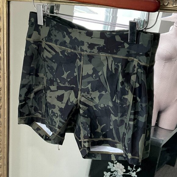 Lululemon Mid Rise Camo Print Athletic Shorts Flat Front Back Zip Size 6 Green - Picture 2 of 4